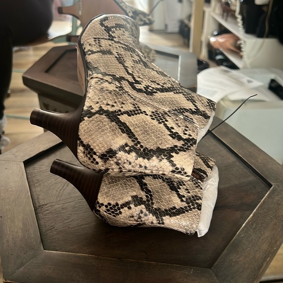 Clarks, snakeskin leather booties, NWT, size US 9 - Picture 5 of 7